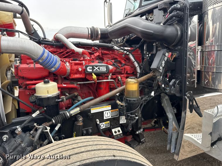 image for item EG1782 2019 Peterbilt 389 semi truck