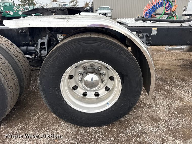 image for item EG1782 2019 Peterbilt 389 semi truck