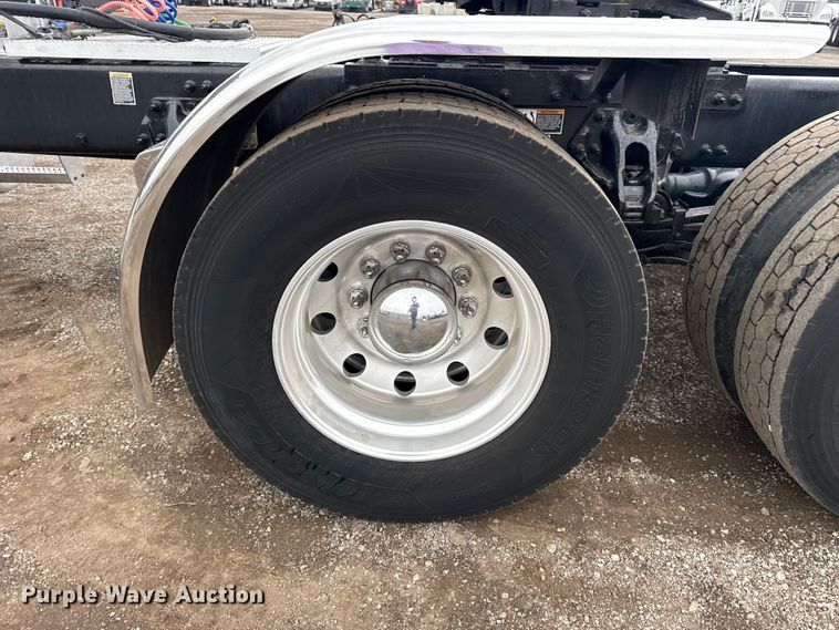 image for item EG1782 2019 Peterbilt 389 semi truck