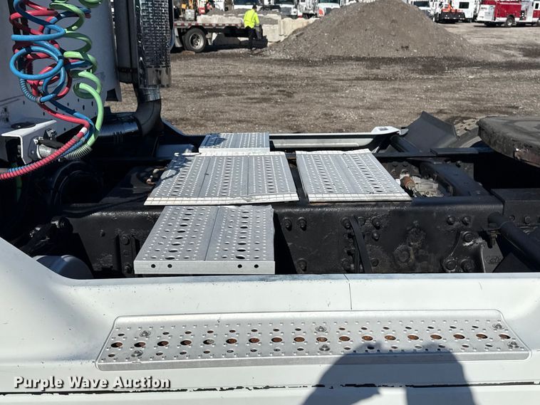 image for item EG1797 2002 Freightliner Century Class semi truck