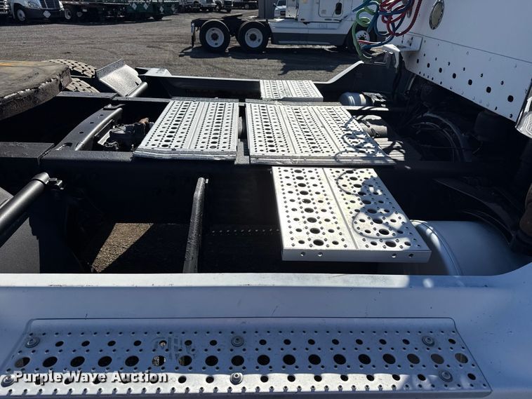 image for item EG1797 2002 Freightliner Century Class semi truck