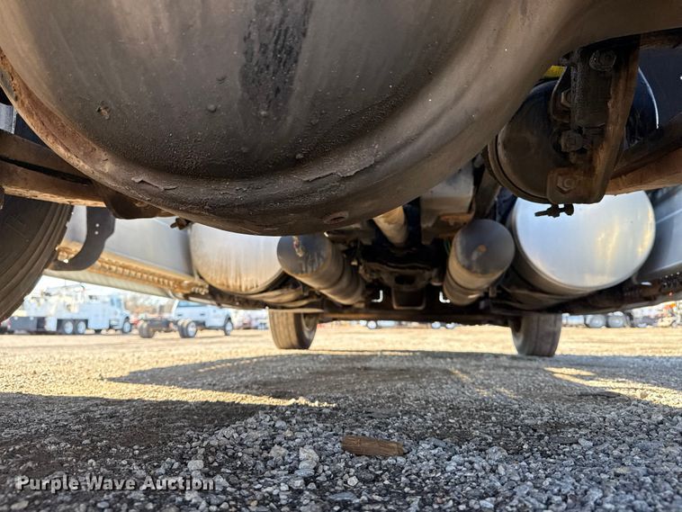 image for item EG1797 2002 Freightliner Century Class semi truck