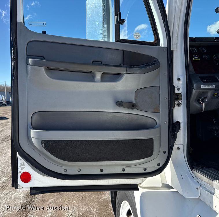 image for item EG1797 2002 Freightliner Century Class semi truck