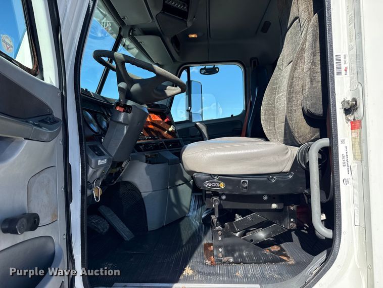 image for item EG1797 2002 Freightliner Century Class semi truck