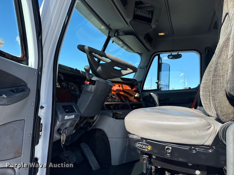 image for item EG1797 2002 Freightliner Century Class semi truck