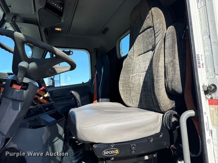 image for item EG1797 2002 Freightliner Century Class semi truck