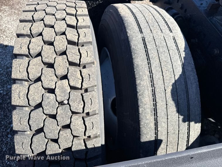 image for item EG1797 2002 Freightliner Century Class semi truck