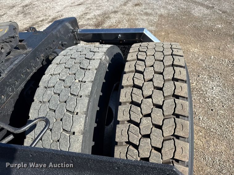 image for item EG1797 2002 Freightliner Century Class semi truck