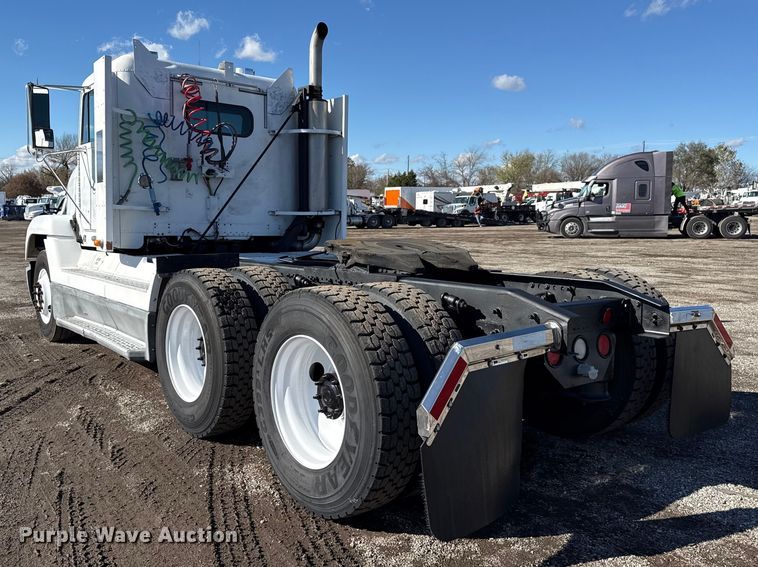 image for item EG1798 2000 Freightliner semi truck