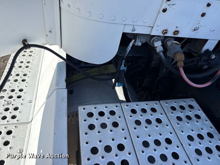 image for item EG1798 2000 Freightliner semi truck