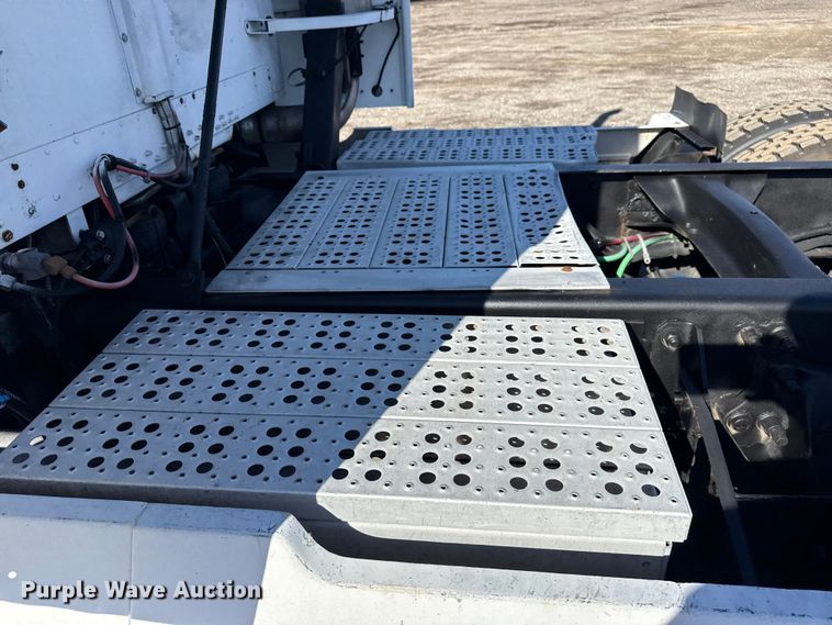 image for item EG1798 2000 Freightliner semi truck