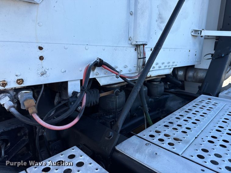 image for item EG1798 2000 Freightliner semi truck