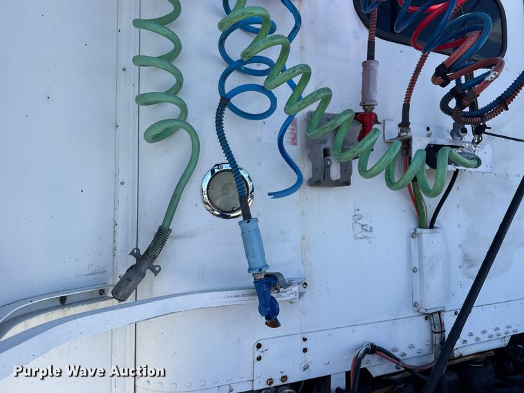 image for item EG1798 2000 Freightliner semi truck