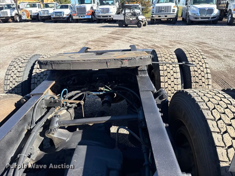 image for item EG1798 2000 Freightliner semi truck