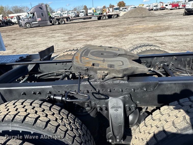 image for item EG1798 2000 Freightliner semi truck