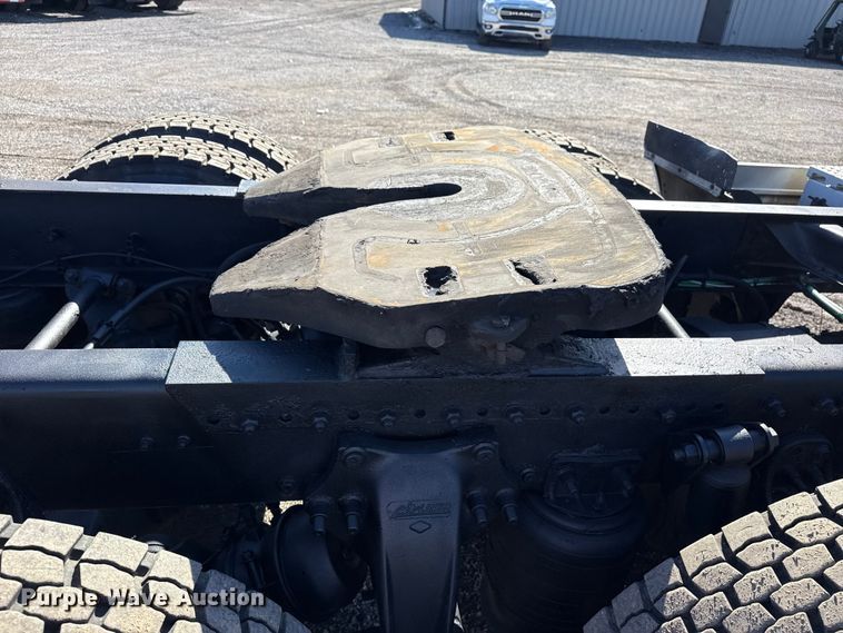 image for item EG1798 2000 Freightliner semi truck