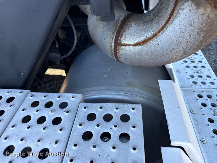 image for item EG1798 2000 Freightliner semi truck