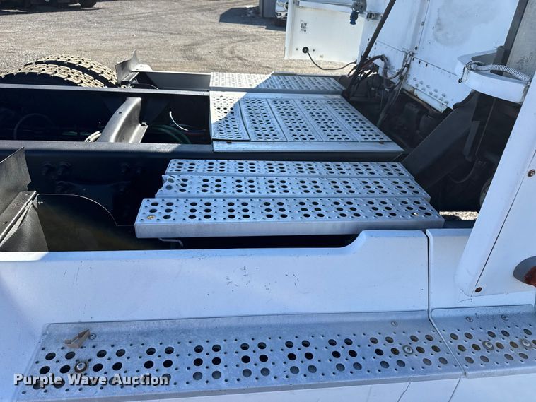 image for item EG1798 2000 Freightliner semi truck