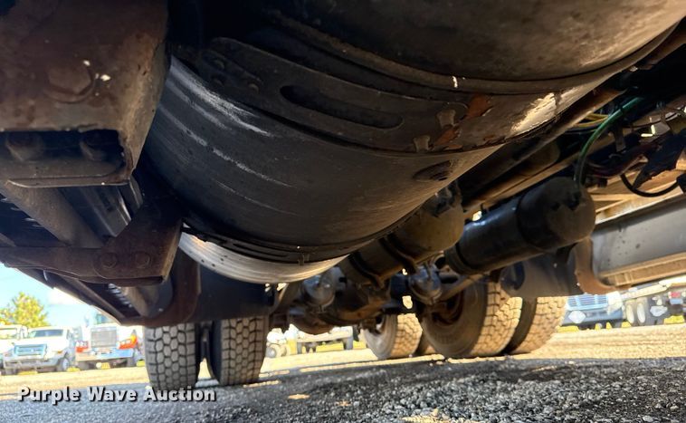 image for item EG1798 2000 Freightliner semi truck