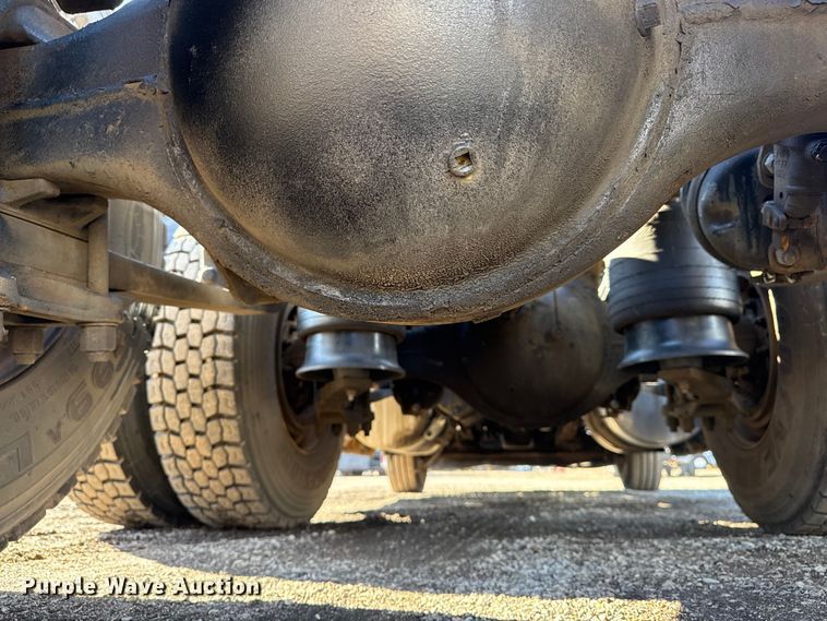 image for item EG1798 2000 Freightliner semi truck