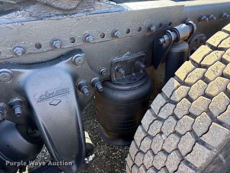 image for item EG1798 2000 Freightliner semi truck