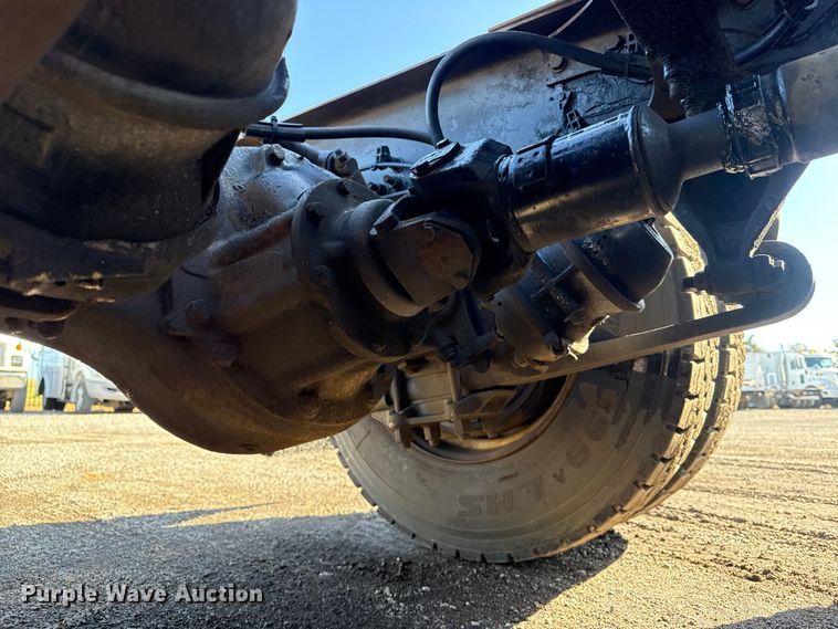 image for item EG1798 2000 Freightliner semi truck