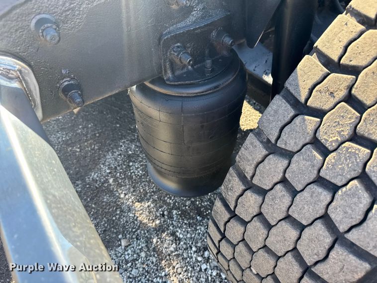 image for item EG1798 2000 Freightliner semi truck