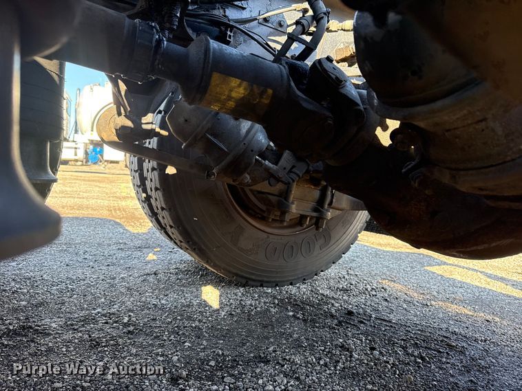 image for item EG1798 2000 Freightliner semi truck