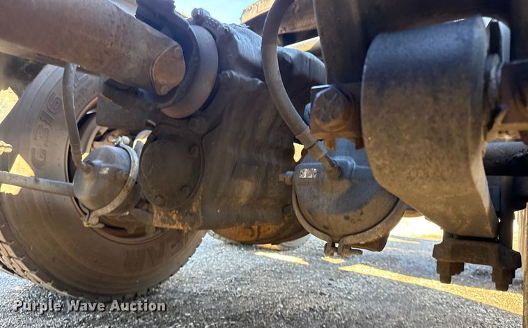 image for item EG1798 2000 Freightliner semi truck