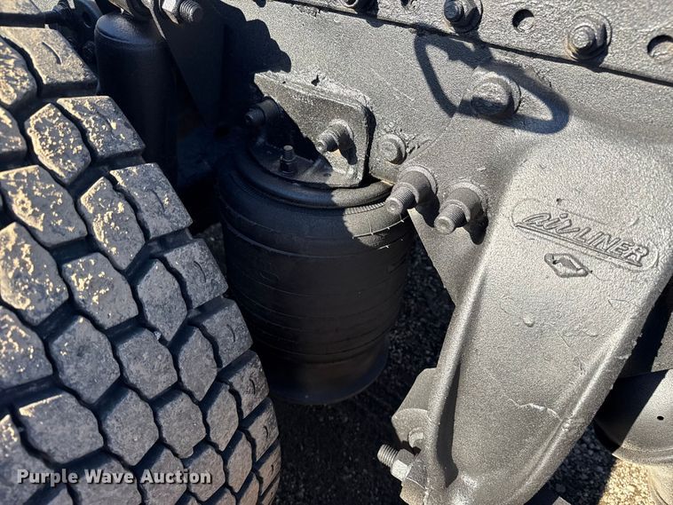 image for item EG1798 2000 Freightliner semi truck