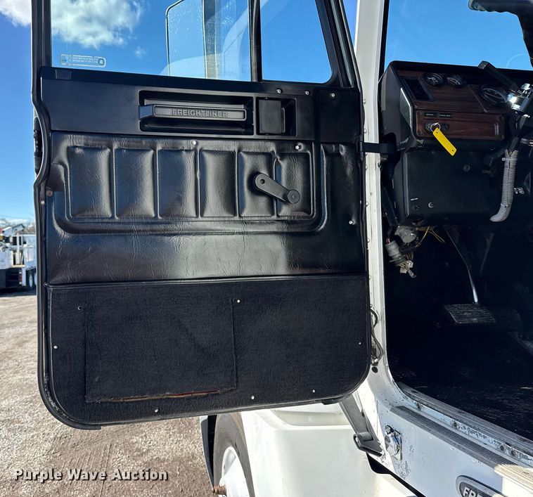 image for item EG1798 2000 Freightliner semi truck