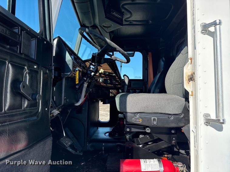 image for item EG1798 2000 Freightliner semi truck