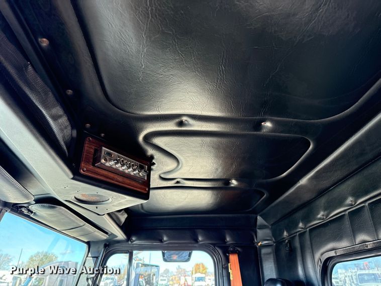 image for item EG1798 2000 Freightliner semi truck