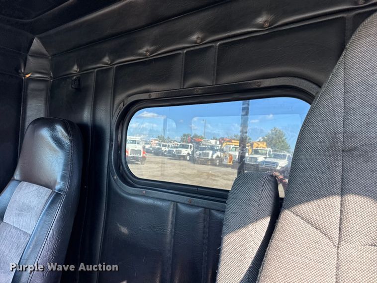 image for item EG1798 2000 Freightliner semi truck