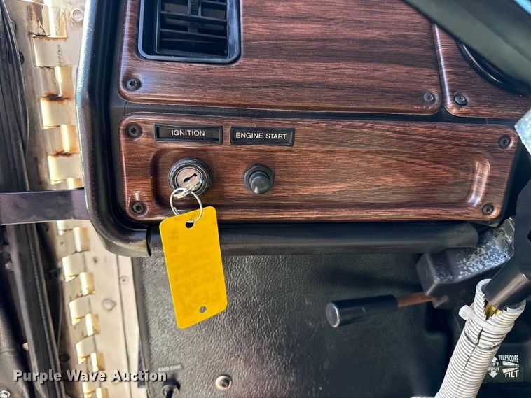 image for item EG1798 2000 Freightliner semi truck