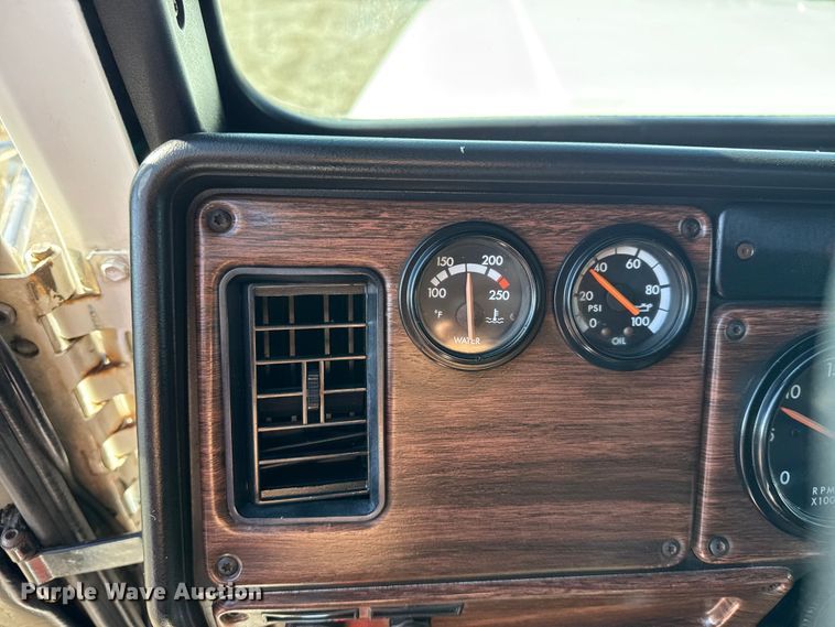 image for item EG1798 2000 Freightliner semi truck