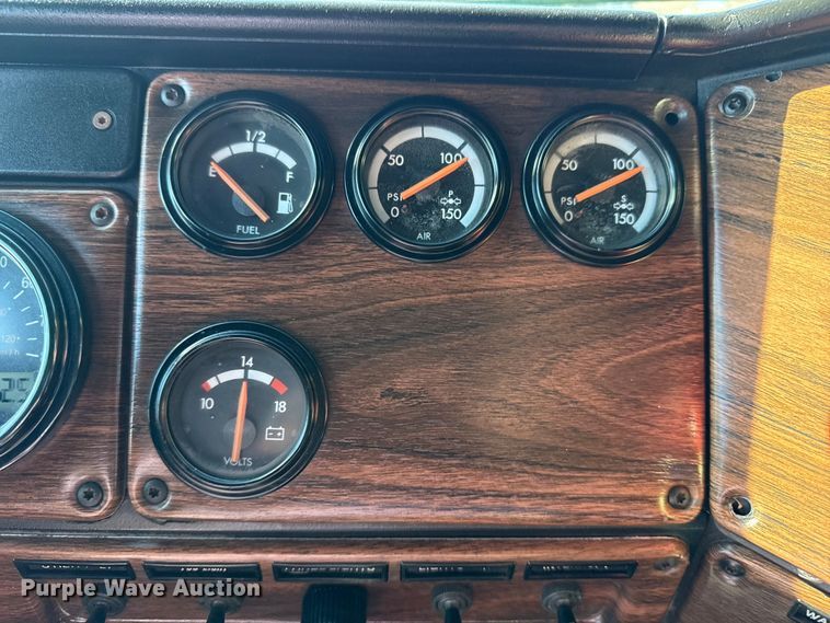 image for item EG1798 2000 Freightliner semi truck