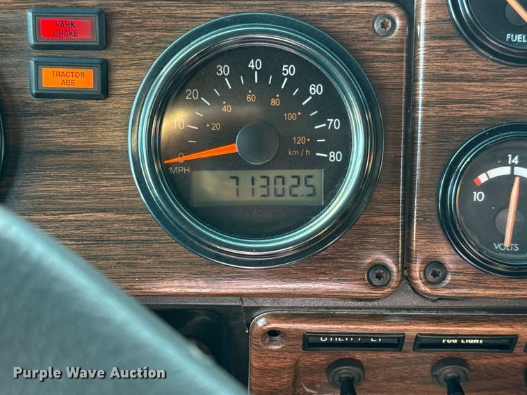 image for item EG1798 2000 Freightliner semi truck