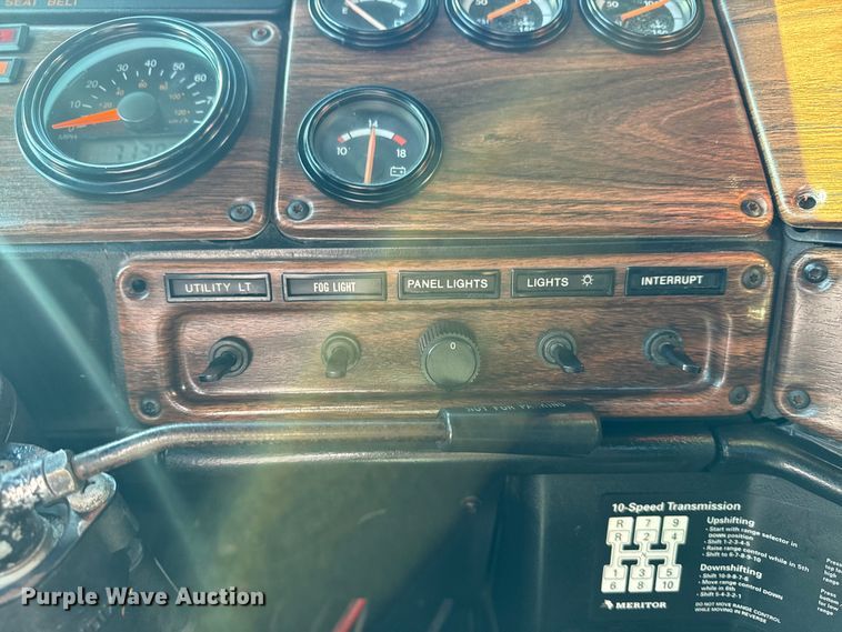 image for item EG1798 2000 Freightliner semi truck