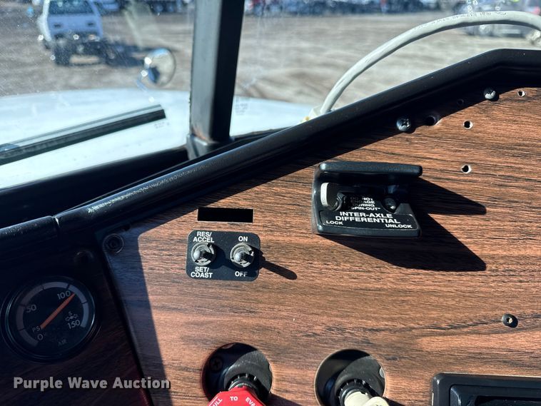 image for item EG1798 2000 Freightliner semi truck