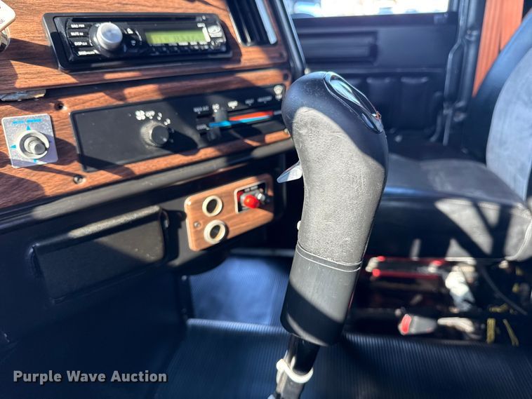 image for item EG1798 2000 Freightliner semi truck