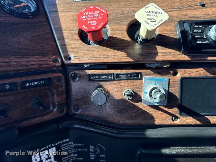 image for item EG1798 2000 Freightliner semi truck