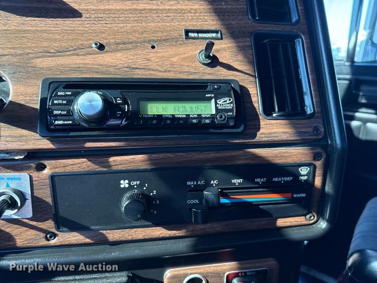 image for item EG1798 2000 Freightliner semi truck