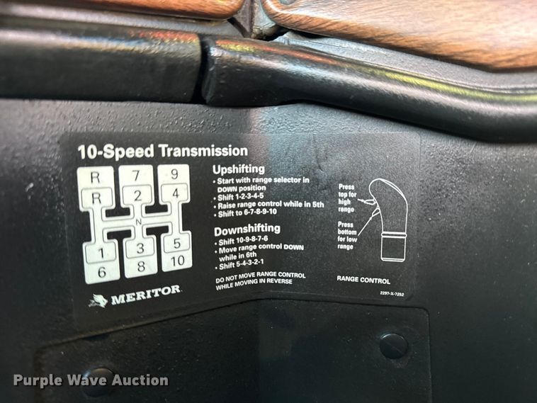 image for item EG1798 2000 Freightliner semi truck