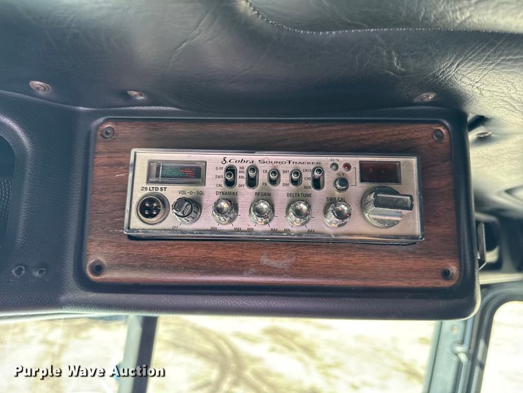 image for item EG1798 2000 Freightliner semi truck