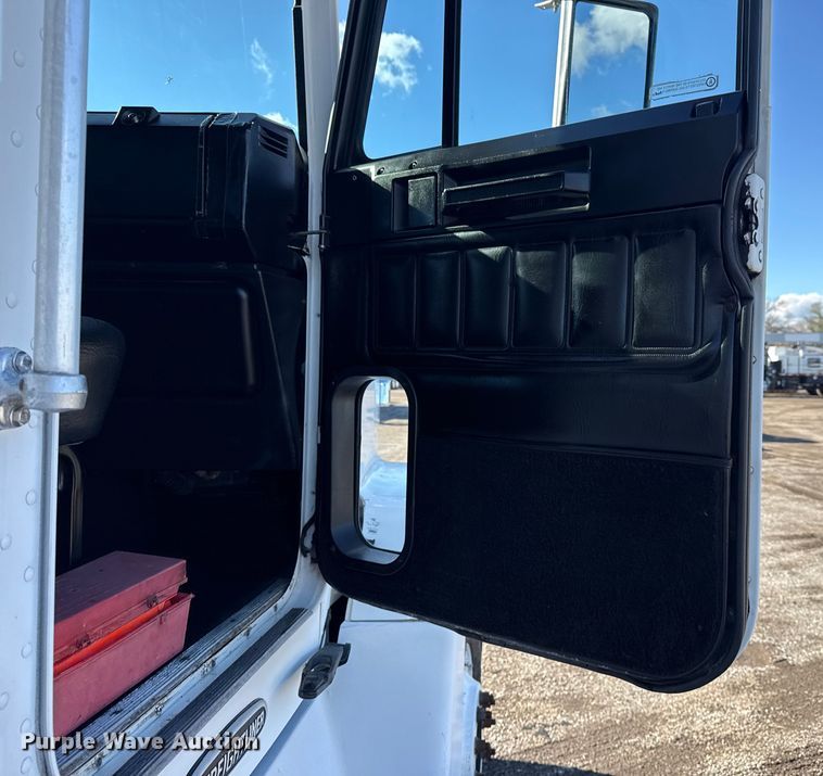 image for item EG1798 2000 Freightliner semi truck