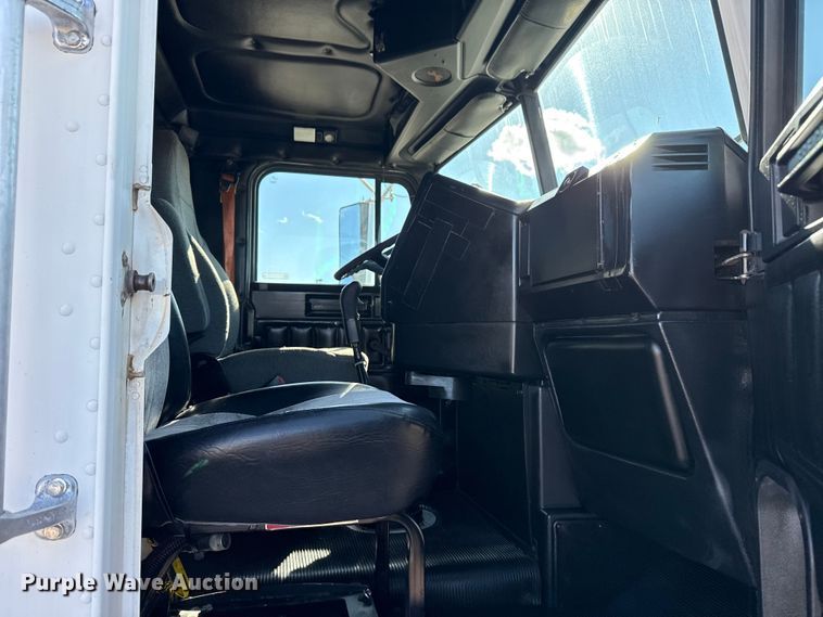 image for item EG1798 2000 Freightliner semi truck