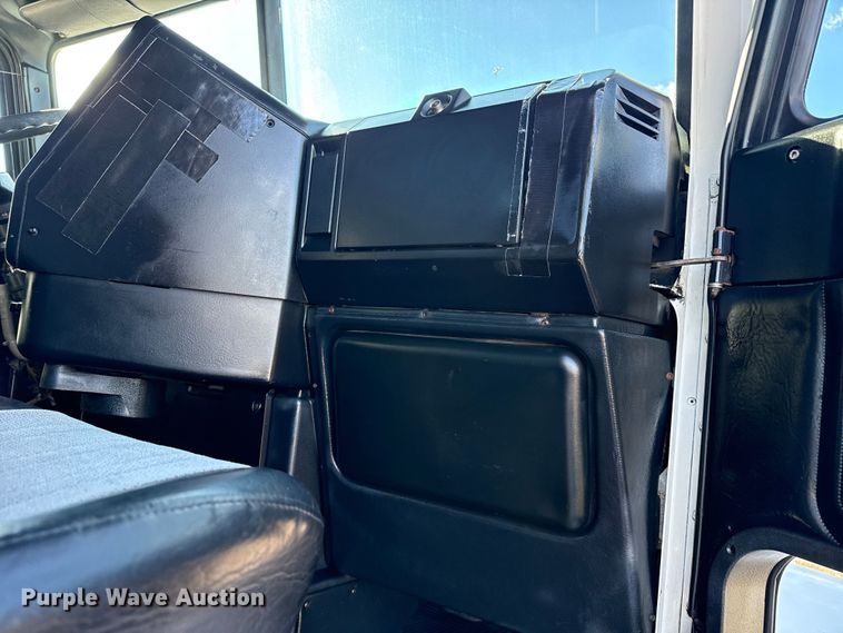 image for item EG1798 2000 Freightliner semi truck