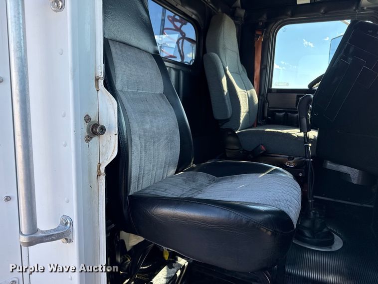 image for item EG1798 2000 Freightliner semi truck