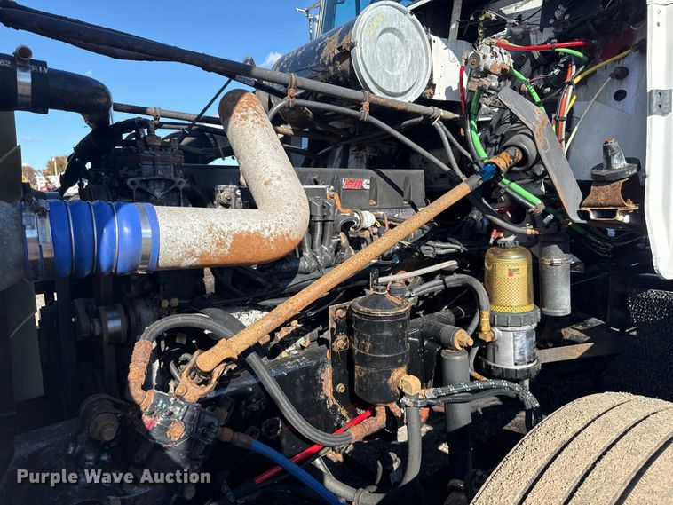 image for item EG1798 2000 Freightliner semi truck